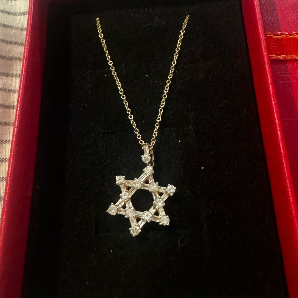 Elegant Jewish Star (Star of David) YG and natural Diamond Necklace
